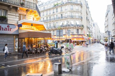 Paris'te güzel binalar ile Sokak görünümü