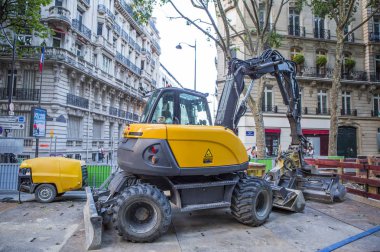 Paris'te Ekskavatör Yükleyici Makinesi ile sokak manzarası