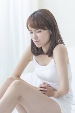 İyi olmayan durum ve hastalık kavramı. Asyalı kadın kendini kötü hissediyor 