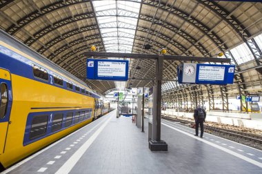 Şehirdeki metro istasyonunun iç görüntüsü.