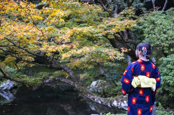 Alter Park Asien Mit Schöner Frau Traditioneller Kleidung — Stockfoto