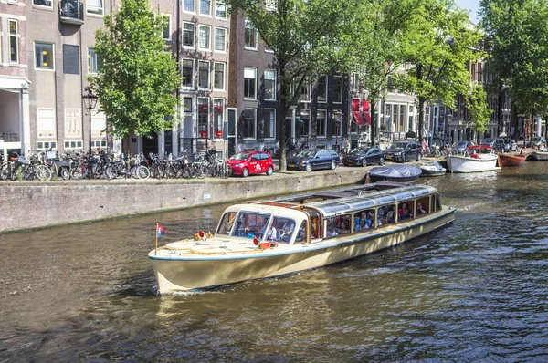 オランダ ヨーロッパのボートと美しい建物 — ストック写真
