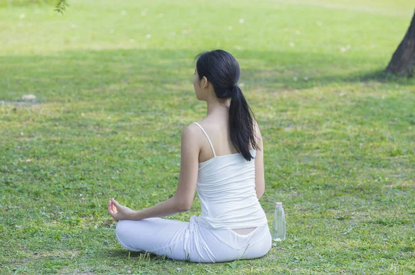 Yoga Concept Relaxant Jeune Femme Asiatique Faisant Yoga Méditation — Photo