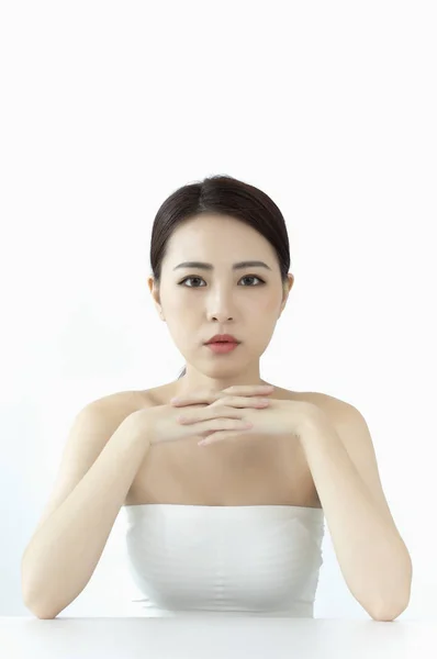 彼女の顔に触れる美しいアジアの女性 — ストック写真