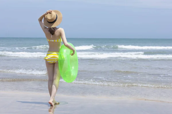 Mulher Asiática Bonita Com Lifebuoy Praia — Fotografia de Stock