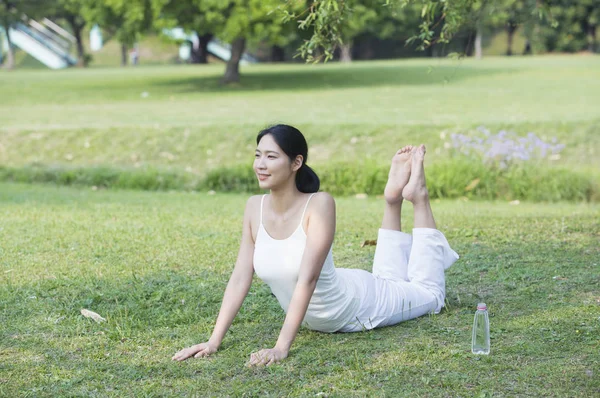 年轻的亚洲妇女做瑜伽在夏天 — 图库照片