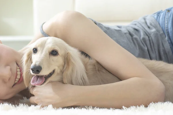 Jovem Mulher Asiática Com Cão Casa — Fotografia de Stock