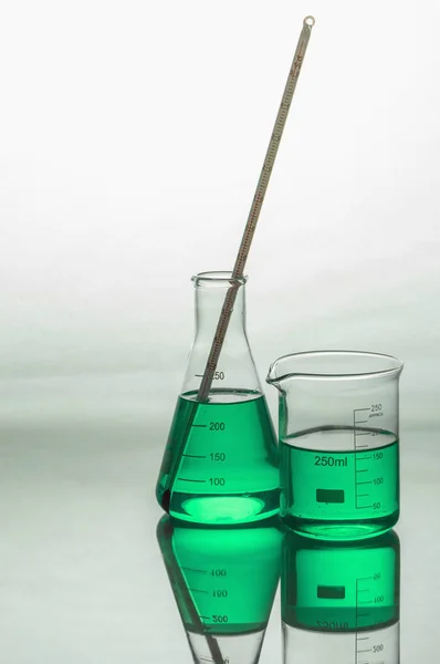 実験室用ガラス製品 医療用ガラスフラスコ 実験室診断 — ストック写真