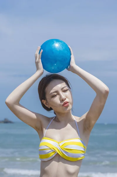 Bella Donna Asiatica Con Palla Sulla Spiaggia — Foto Stock