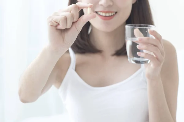 Asiatique Femme Prendre Pilule Avec Eau — Photo