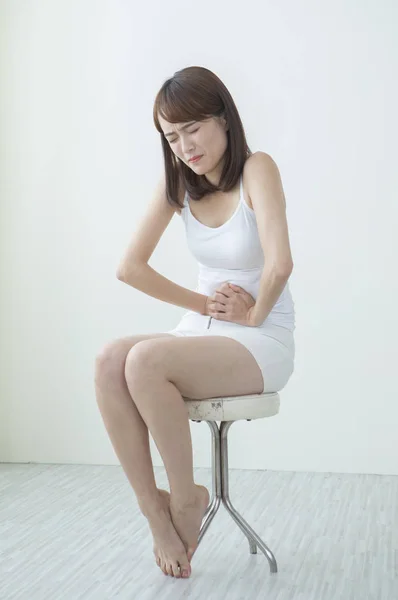 Asiatin Leidet Unter Bauchschmerzen — Stockfoto