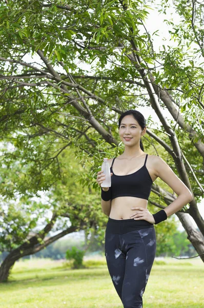 Ung Asiatisk Kvinna Med Vatten Summer Park — Stockfoto