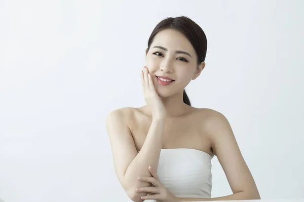 Hermosa Mujer Asiática Tocando Cara —  Fotos de Stock
