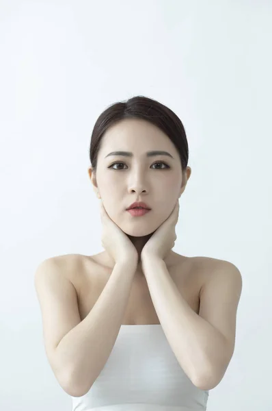 Hermosa Mujer Asiática Tocando Cara — Foto de Stock