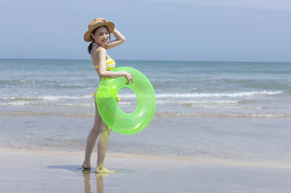 Bella Donna Asiatica Con Salvagente Sulla Spiaggia — Foto Stock