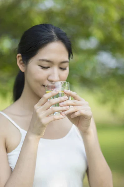 Jeune Femme Asiatique Avec Eau Parc Été — Photo