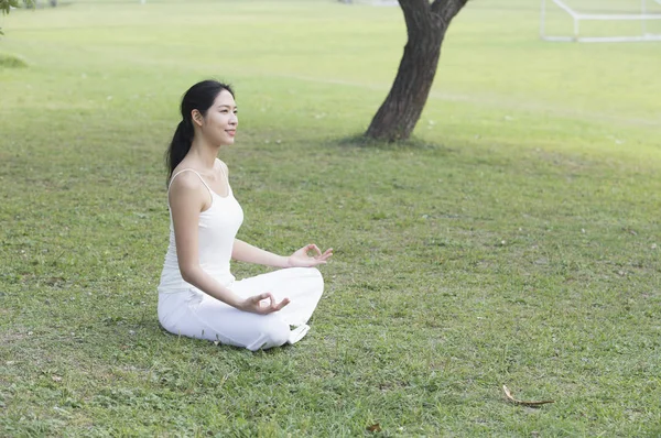 Yoga Concept Relaxant Jeune Femme Asiatique Faisant Yoga Méditation — Photo