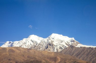 Mavi gökyüzü olan dağ manzarası