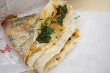 Peynirli ve otlu pita ekmeği