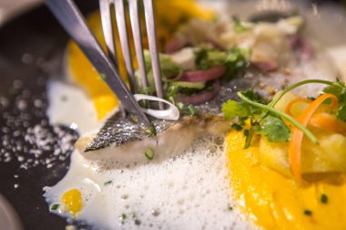 Bitki ve soslu balık. 