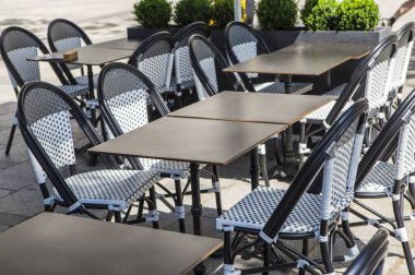 terasta masa ve sandalyeler