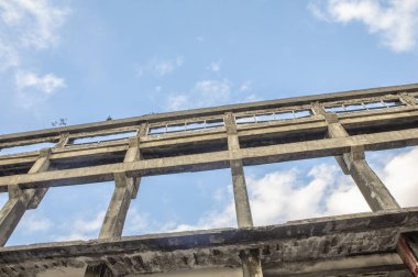 Mavi gökyüzü ve bulutlu inşaat alanı