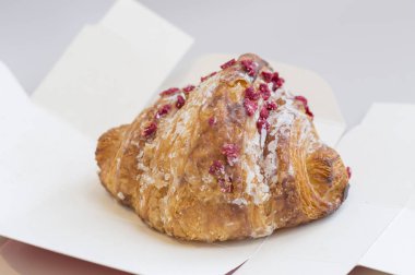 Beyaz bir tabakta leziz kruvasan ve hafif arka planda çikolata.