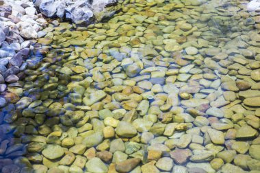 Denizdeki çakıl taşlarının soyut arkaplanı