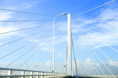 Mavi gökyüzüne karşı beyaz modern köprü