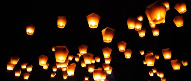 Gökyüzü fenerleri, arka planda uçan fenerler