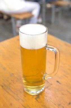 Masada bir bardak bira.