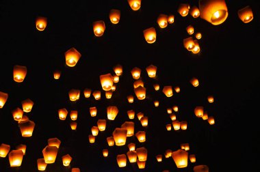 Gökyüzü fenerleri, arka planda uçan fenerler
