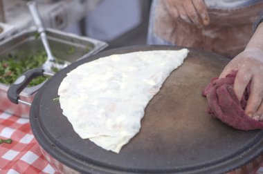 Hamur işi pişiren adamın elleri 