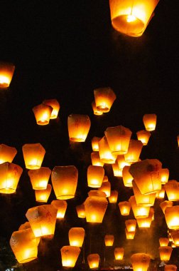 Gökyüzü fenerleri, arka planda uçan fenerler