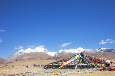 Tibet 'teki ünlü anıt vadisi manzarası, hina