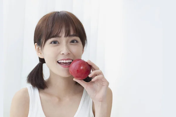 Όμορφη Νεαρή Ασίας Γυναίκα Που Τρώει Κόκκινο Μήλο — Φωτογραφία Αρχείου