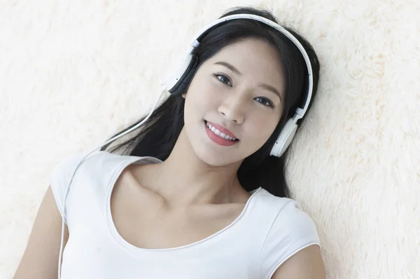Mulher Asiática Bonita Listando Música Fones Ouvido — Fotografia de Stock