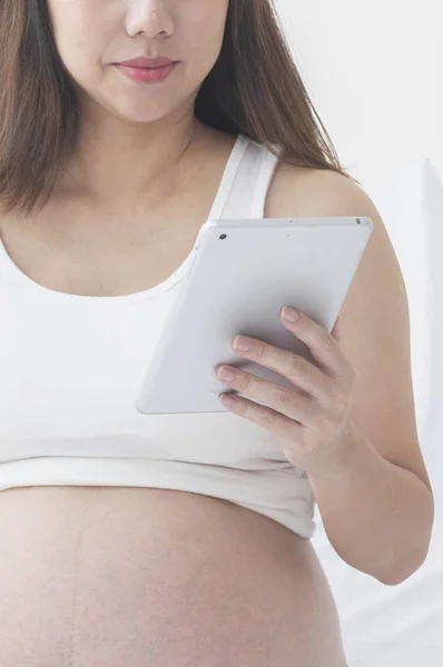 Joven Mujer Embarazada Asiática Usando Tableta —  Fotos de Stock