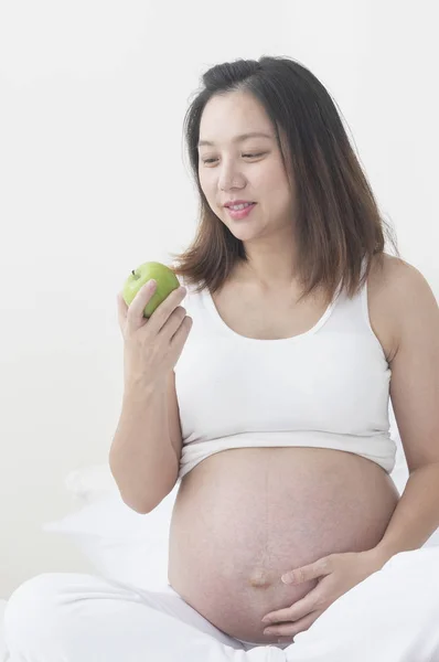 年轻的亚洲孕妇与绿色苹果 — 图库照片