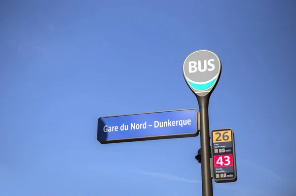 Autobusová Značka Ukazatel Modrém Pozadí Oblohy — Stock fotografie