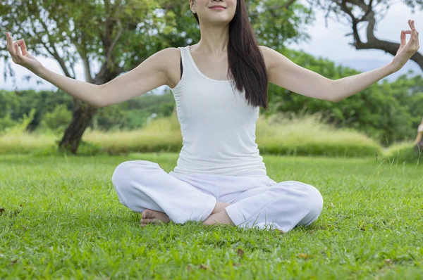 Mujer Asiática Joven Haciendo Yoga Parque Verano — Foto de Stock