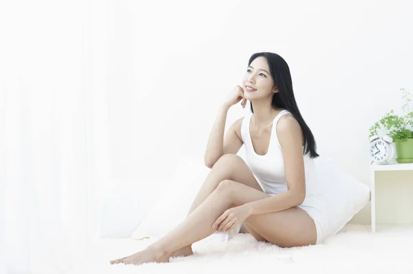 美丽的亚洲女人在白色的衣服摆姿势 — 图库照片