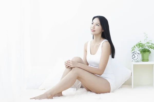 Όμορφη Ασίας Γυναίκα Που Ποζάρει Λευκά Ρούχα — Φωτογραφία Αρχείου
