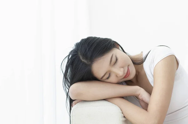 ソファで眠る美しいアジアの女性 — ストック写真