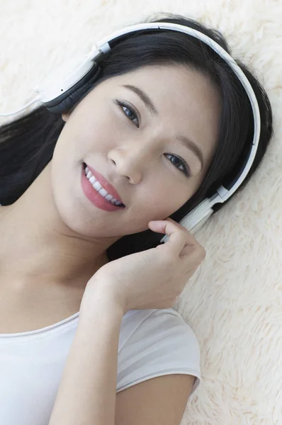 Beautiful Asian Woman Listing Music Headphones — Stock Photo, Image