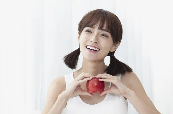 Όμορφη Νεαρή Ασίας Γυναίκα Που Κρατά Κόκκινο Μήλο — Φωτογραφία Αρχείου