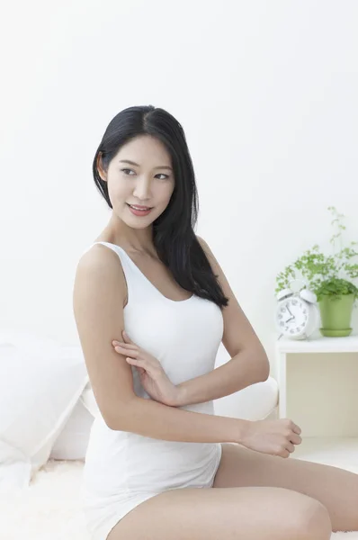 Mulher Asiática Bonita Posando Roupas Brancas — Fotografia de Stock