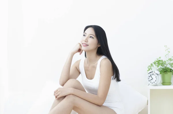 Mulher Asiática Bonita Posando Roupas Brancas — Fotografia de Stock