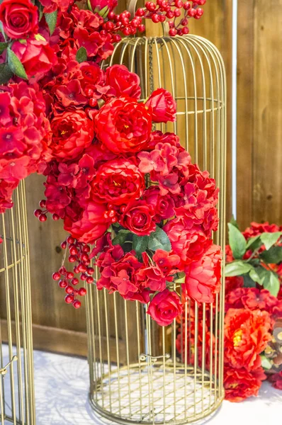 Hermosas Rosas Rojas Cestas Decoración — Foto de Stock