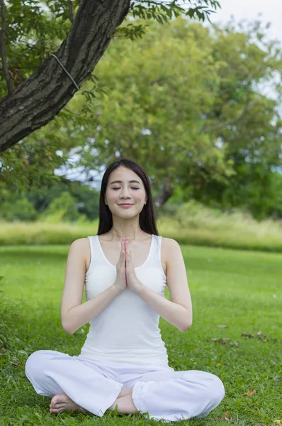 Jeune Femme Asiatique Faisant Yoga Parc Été — Photo